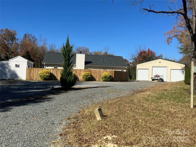 a view of a yard in front of house
