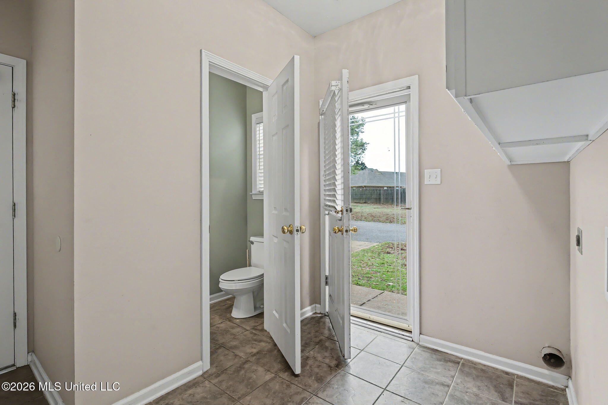 655 Long Street Southaven, MS 38672 - Photo 14 of 41 Friends Entrance / Laundry / Half Bath