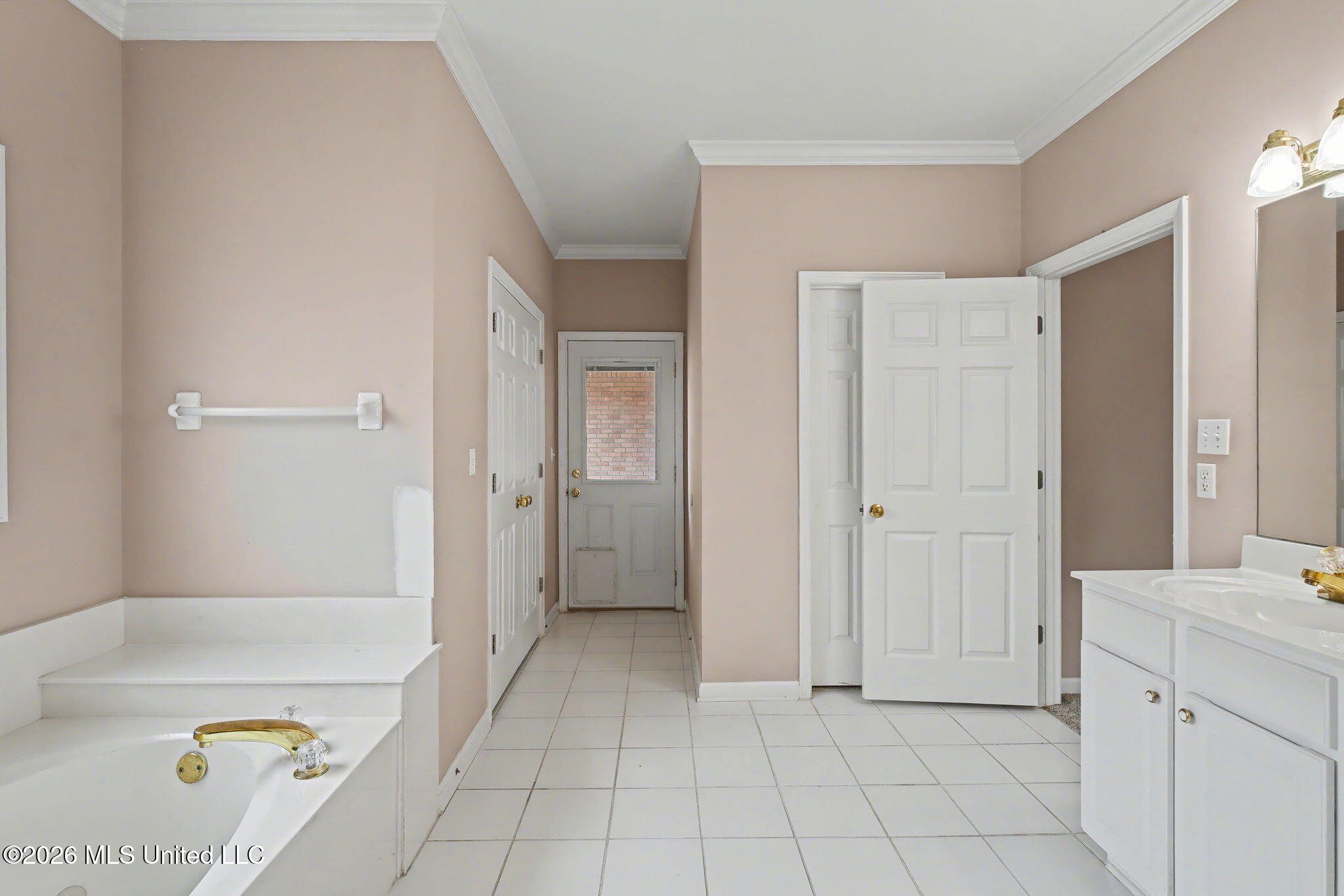 655 Long Street Southaven, MS 38672 - Photo 21 of 41 Primary Bathroom - Exit to Rear Patio