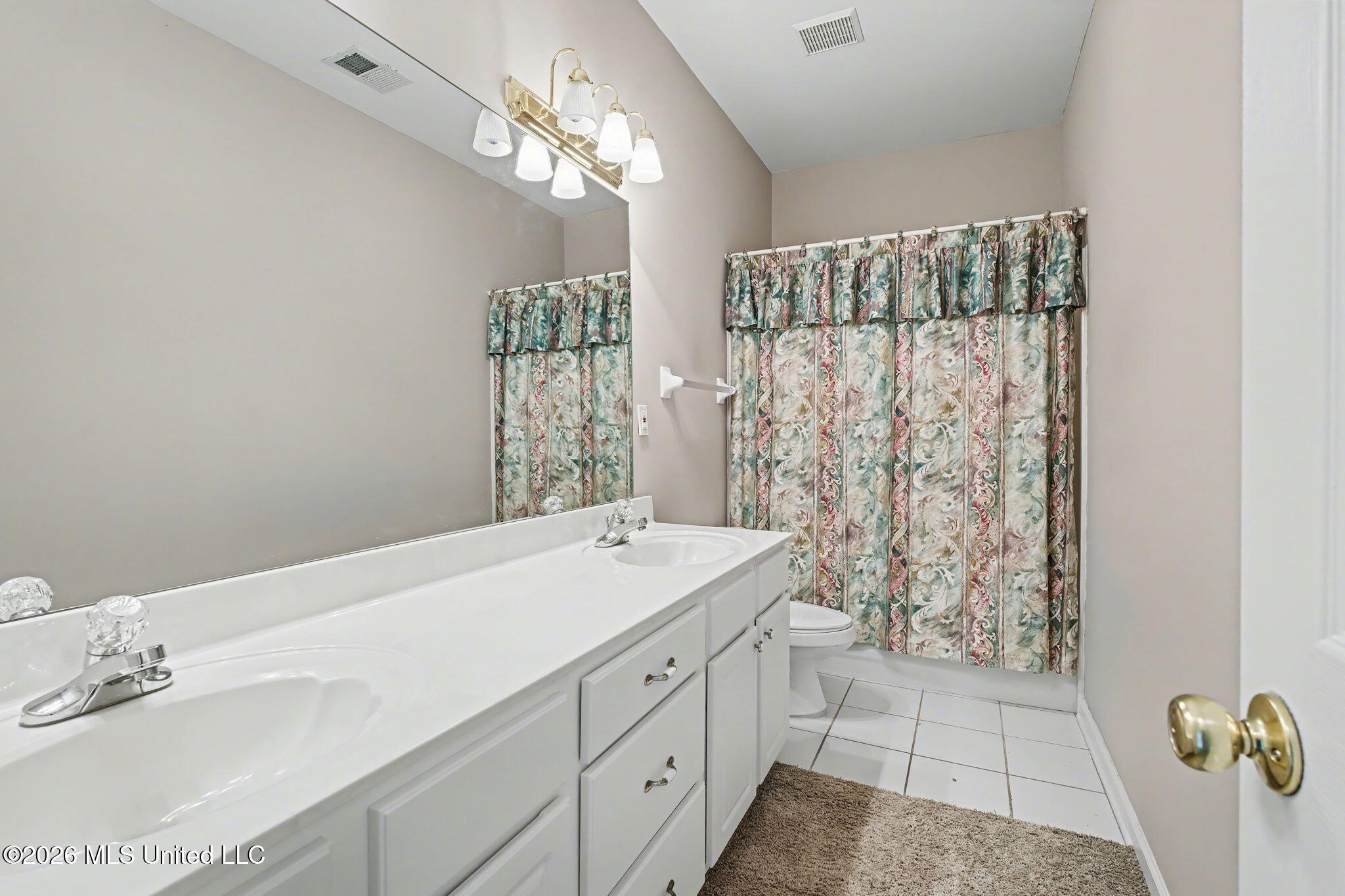 655 Long Street Southaven, MS 38672 - Photo 24 of 41 Hall Bathroom
