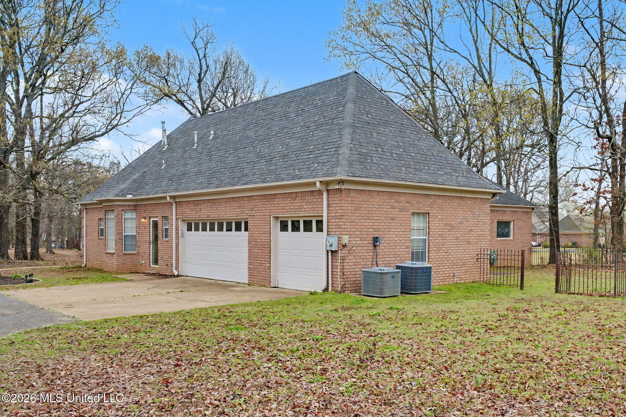 655 Long Street Southaven, MS 38672 - Photo 29 of 41 Side / Rear View