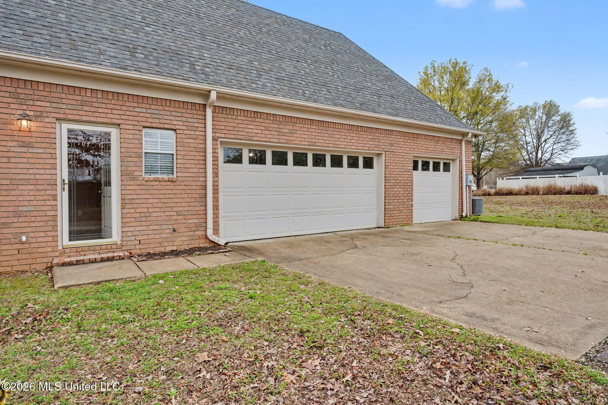 655 Long Street Southaven, MS 38672 - Photo 33 of 41 Side / Garage View