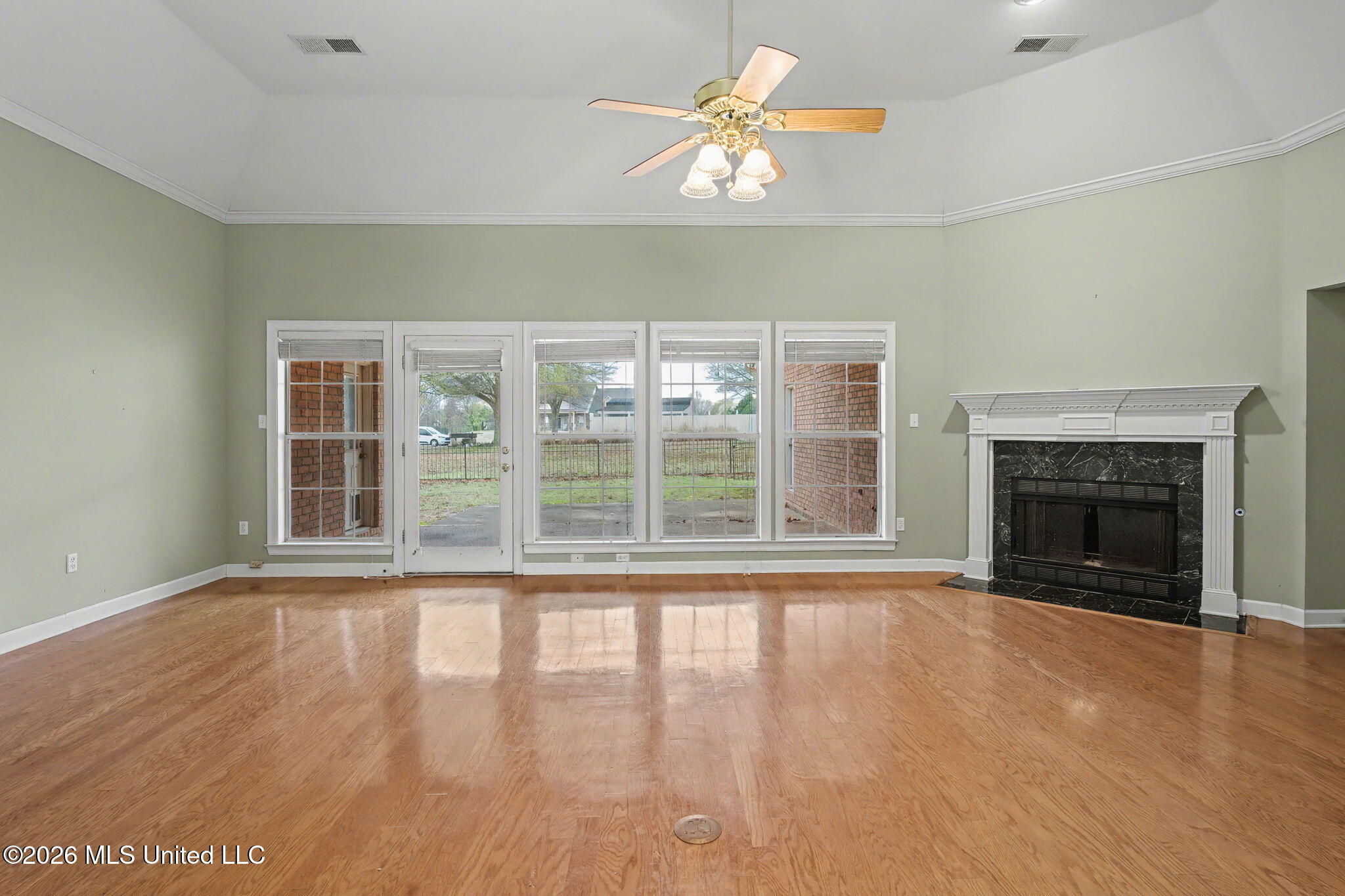 655 Long Street Southaven, MS 38672 - Photo 5 of 41 Family Room