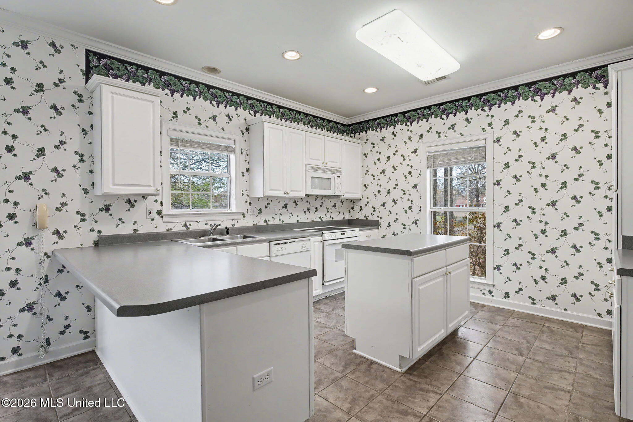 655 Long Street Southaven, MS 38672 - Photo 10 of 41 Kitchen