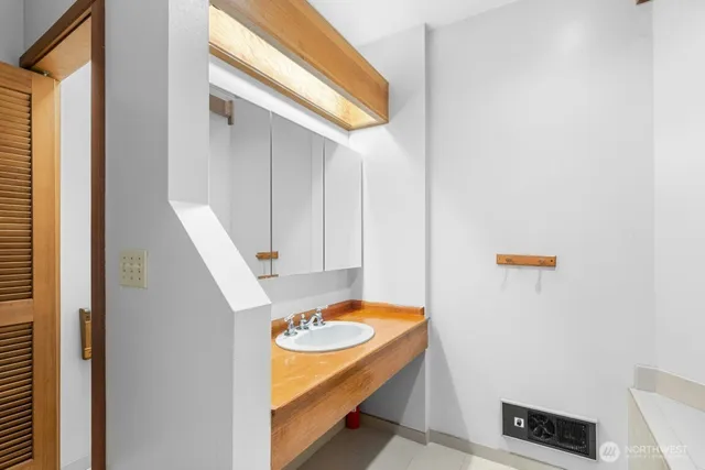 $3,750 | 4820 91st Avenue Southeast, Mercer Island, WA 98040