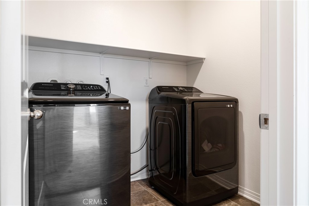 2498 Gunner Ridge Way Rialto, CA 92377 - Photo 22 of 31 a view of walk in closet