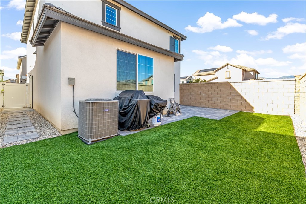 2498 Gunner Ridge Way Rialto, CA 92377 - Photo 5 of 31 a view of backyard of house with wooden fence