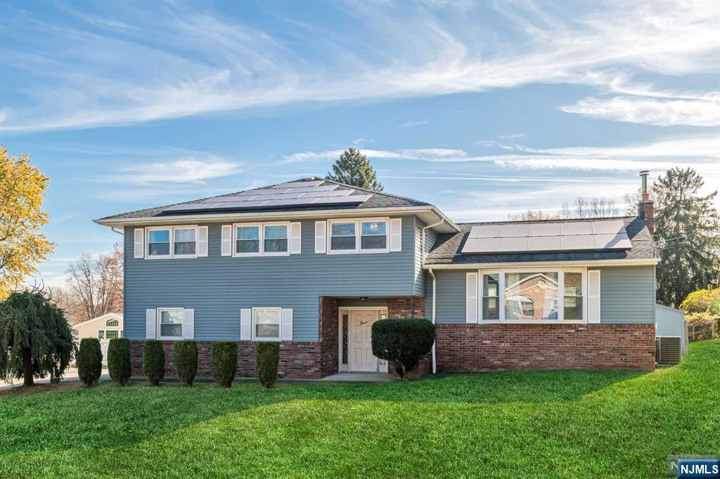 11 King Court Wayne, NJ 07470 - Photo 2 of 30