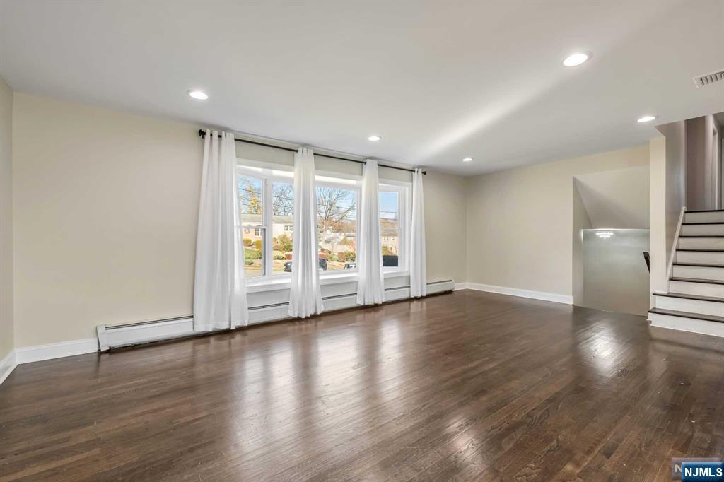 11 King Court Wayne, NJ 07470 - Photo 5 of 30