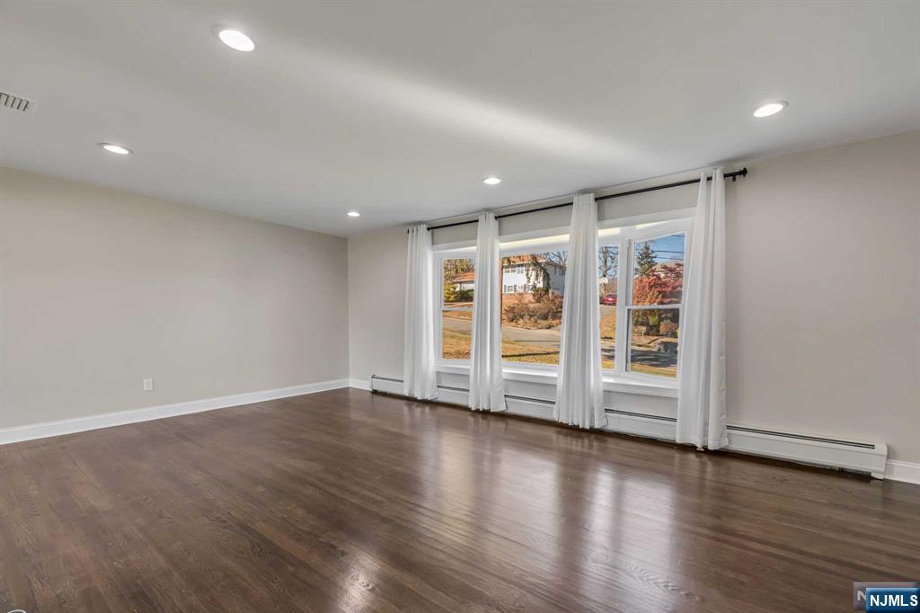 11 King Court Wayne, NJ 07470 - Photo 6 of 30