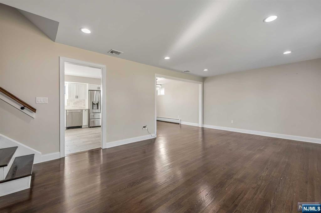 11 King Court Wayne, NJ 07470 - Photo 7 of 30