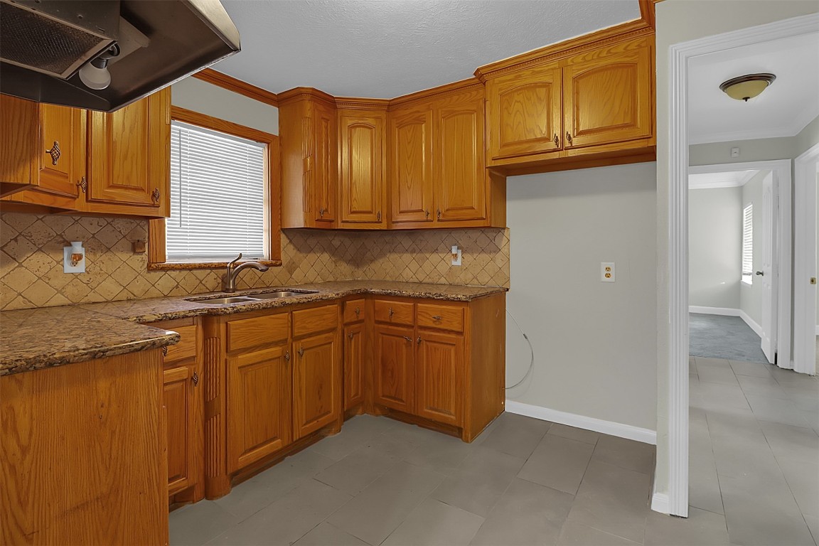 505 Garrett Street Pasadena, TX 77506 - Photo 6 of 14 a kitchen with granite countertop a sink and cabinets