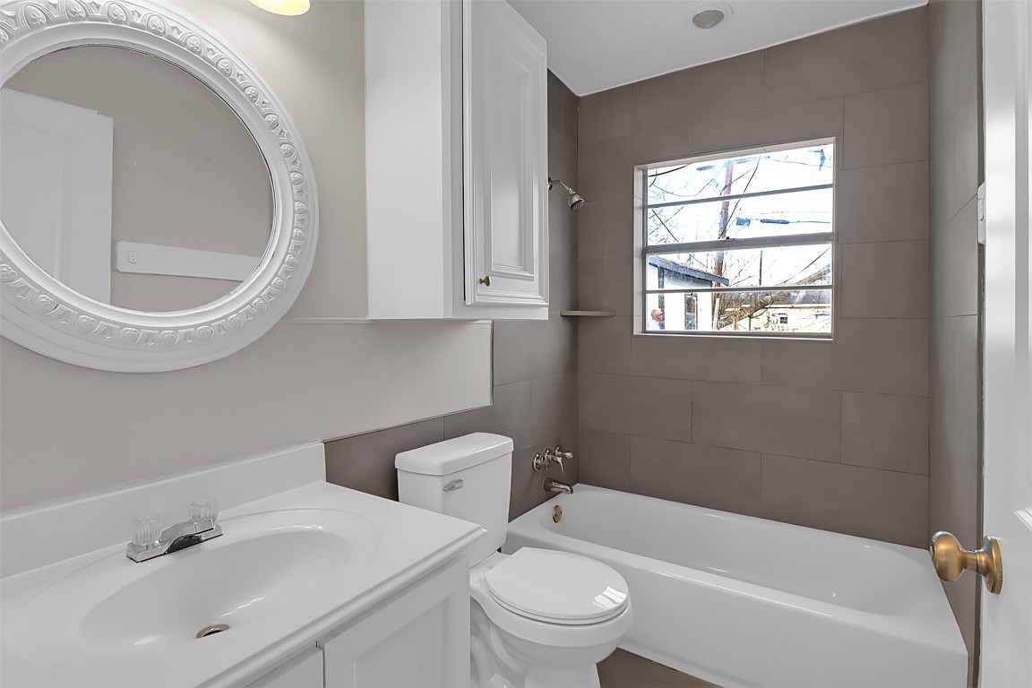 505 Garrett Street Pasadena, TX 77506 - Photo 8 of 14 a bathroom with a toilet a sink and bathtub