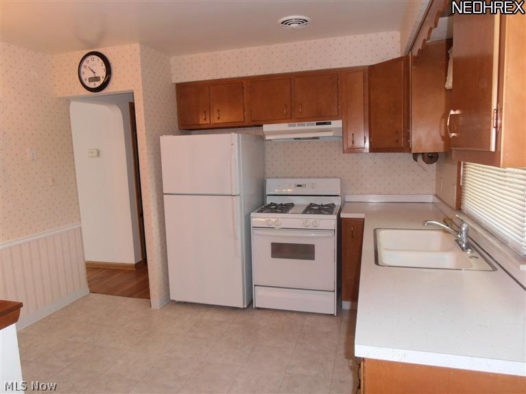 1248 Blanchester Road Lyndhurst, OH 44124 - Photo 2 of 11 Eat in Kitchen with all the appliances included!