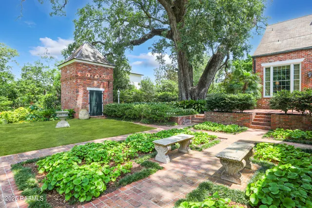 $1,985,000 | 130 Twin Oaks Boulevard, Lafayette, LA 70503