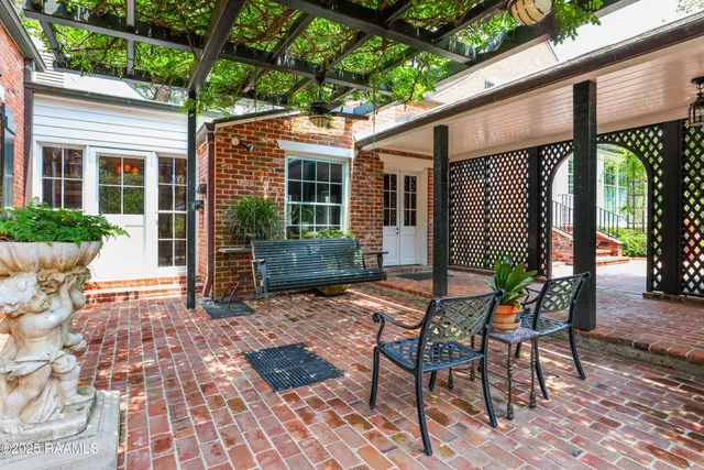 $1,985,000 | 130 Twin Oaks Boulevard, Lafayette, LA 70503