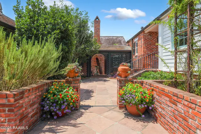 $1,985,000 | 130 Twin Oaks Boulevard, Lafayette, LA 70503