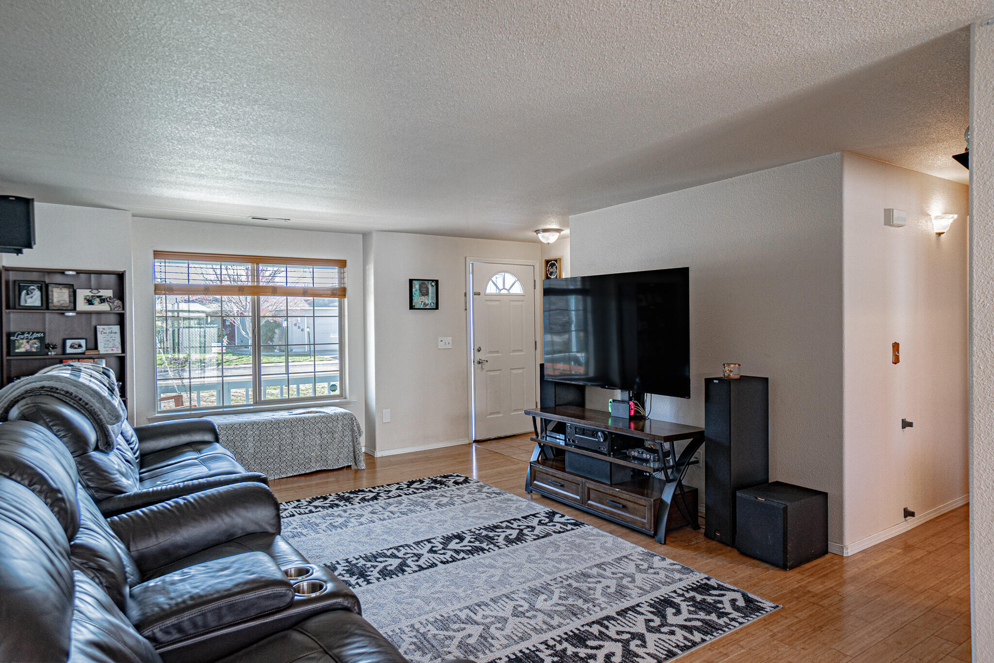 653 Andrea Way Eagle Point, OR 97524 - Photo 6 of 25 DSC09725-HDR