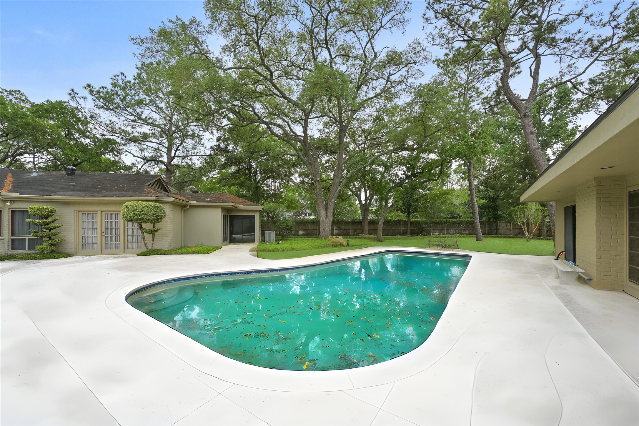 435 Flint Point Drive Piney Point Village, TX 77024 - Photo 22 of 32 a view of a swimming pool with a outdoor space