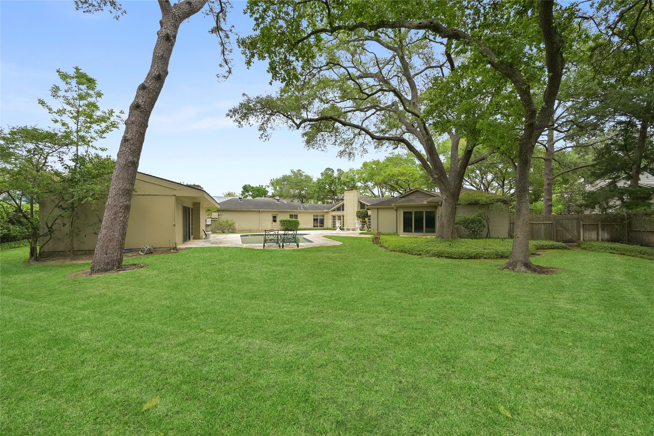 435 Flint Point Drive Piney Point Village, TX 77024 - Photo 27 of 32 a front view of a house with a garden