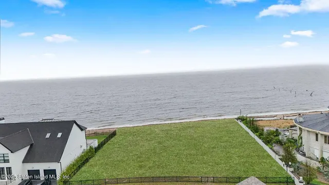 a view of a back yard