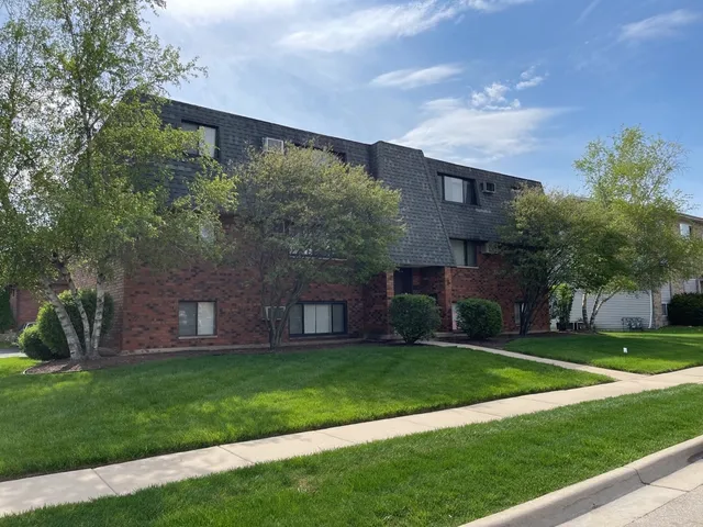 $1,295 | 1253 Getzelman Drive, Unit 1N, Elgin, IL 60123