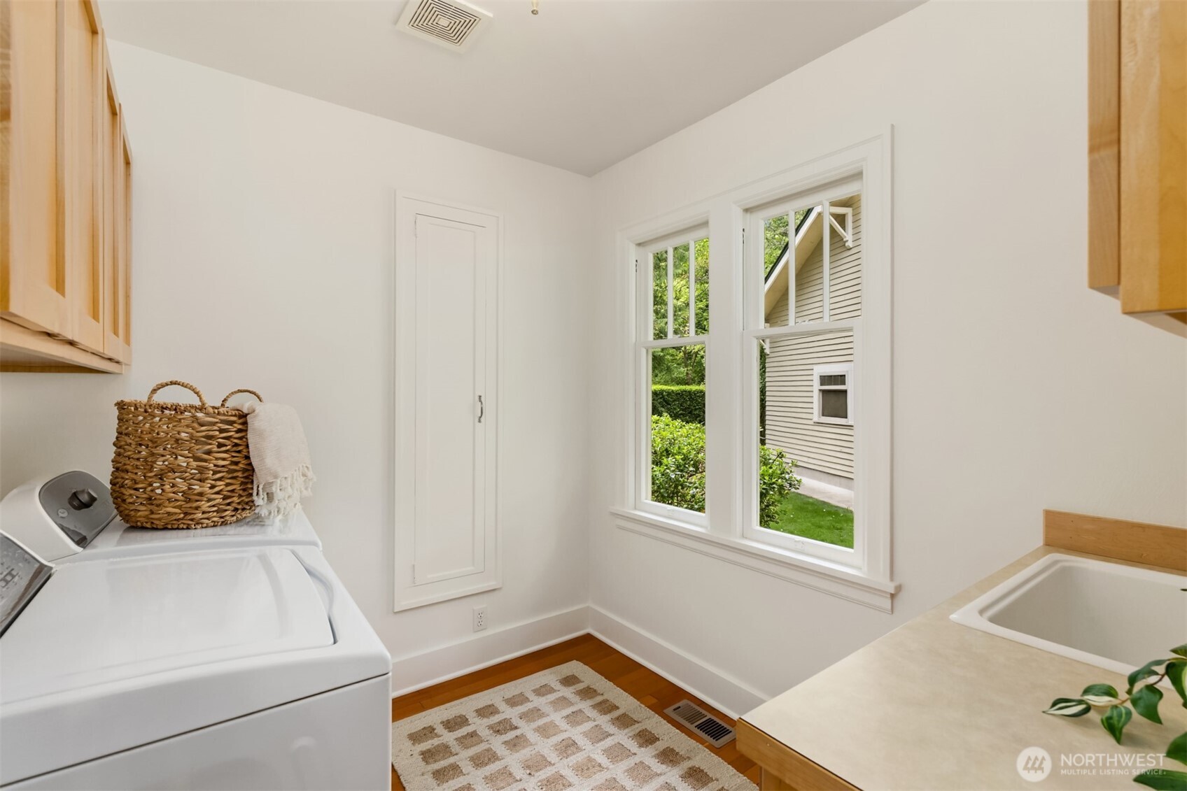 14864 Sivertson Road Northeast Bainbridge Island, WA 98110 - Photo 26 of 37