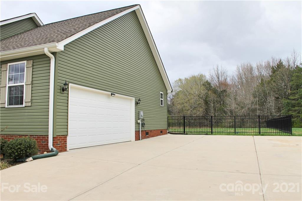 588 East Old Limestone Road York, SC 29745 - Photo 4 of 29 Gallery Image 4