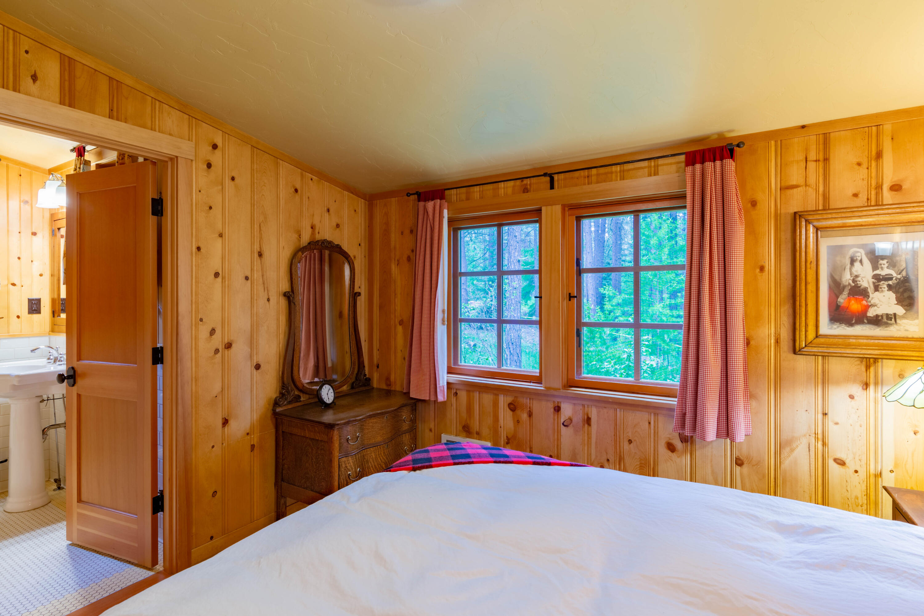 13375 Southwest Forest Service Road, Unit 26 U2 Camp Sherman, OR 97730 - Photo 16 of 25 metolius-river-luxury-cabin-26-queenbedr