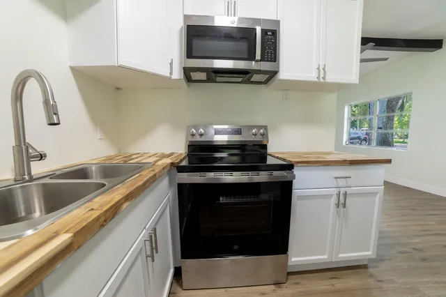 $279,900 | 809 Southeast 10th Street, Okeechobee, FL 34974