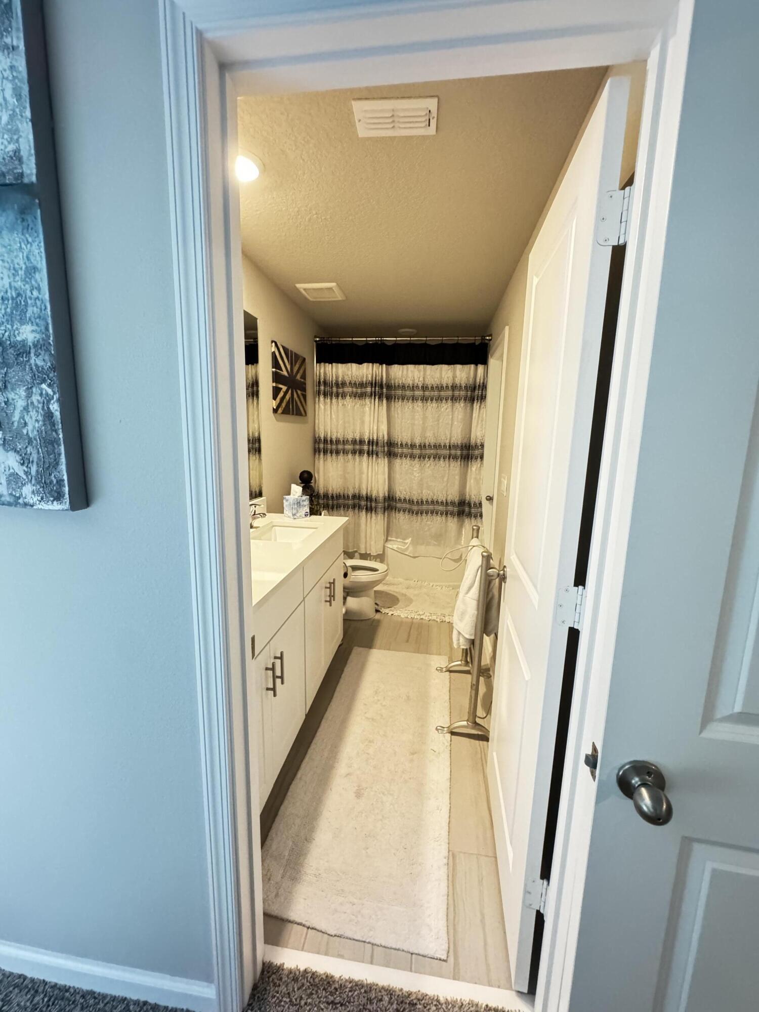 5646 Southeast Edgewater Circle Stuart, FL 34997 - Photo 19 of 20 2nd bathroom