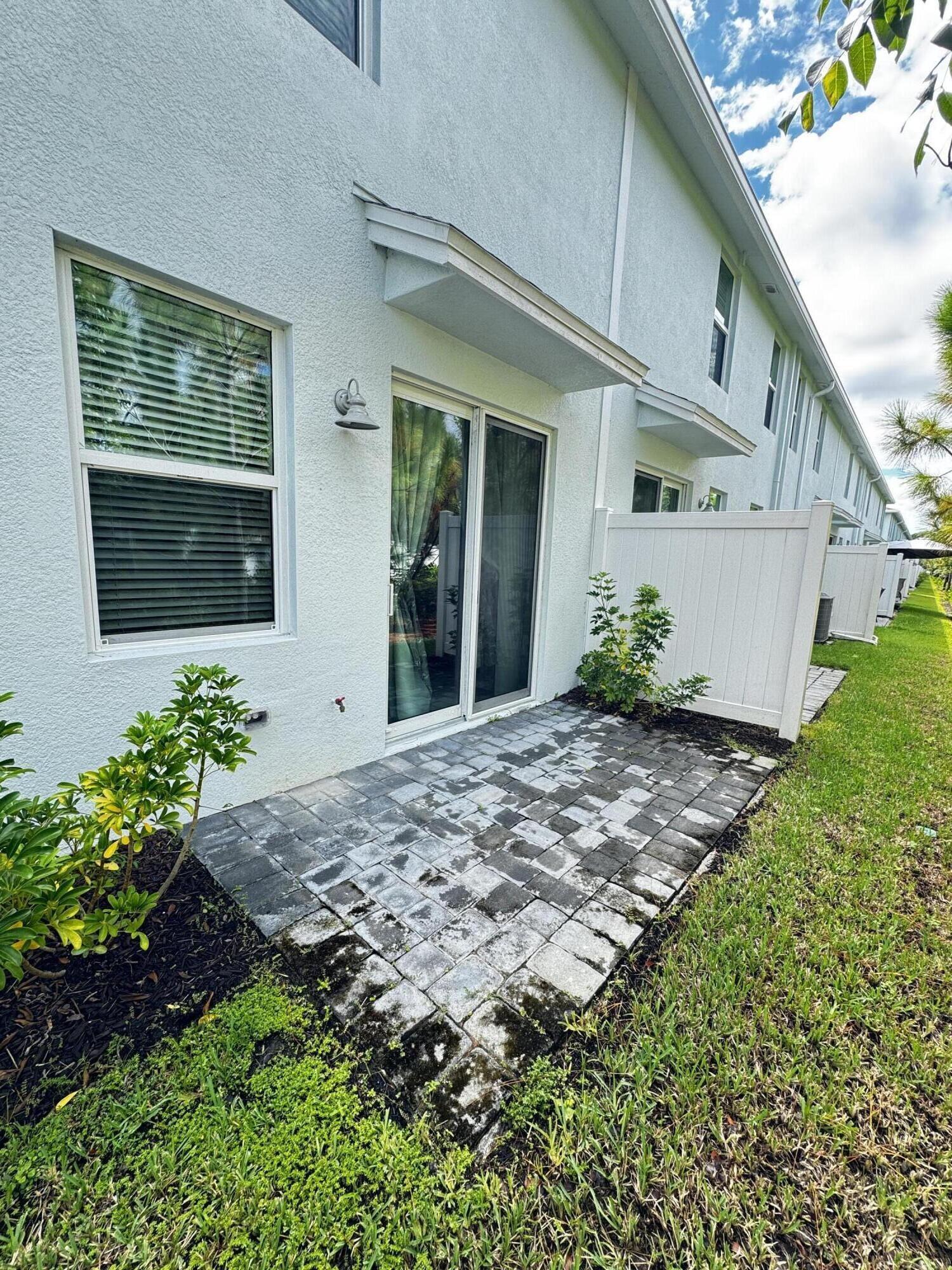 5646 Southeast Edgewater Circle Stuart, FL 34997 - Photo 7 of 20 Back patio