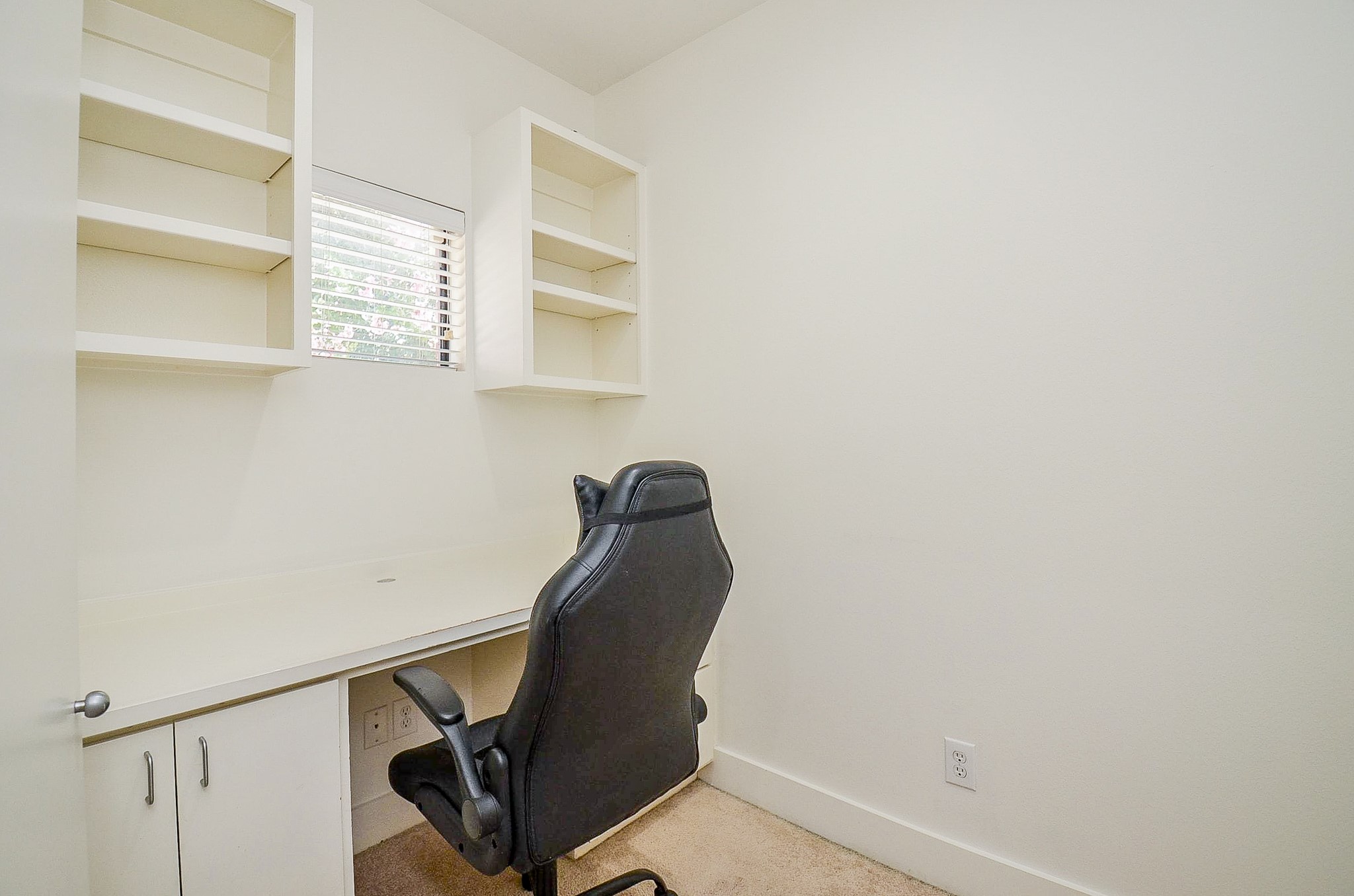 3413 Rolgom Pl Court Houston, TX 77021 - Photo 6 of 20 The study area on the first floor with built in shelves.