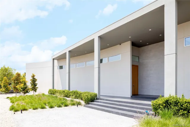 a entryway view with outdoor space