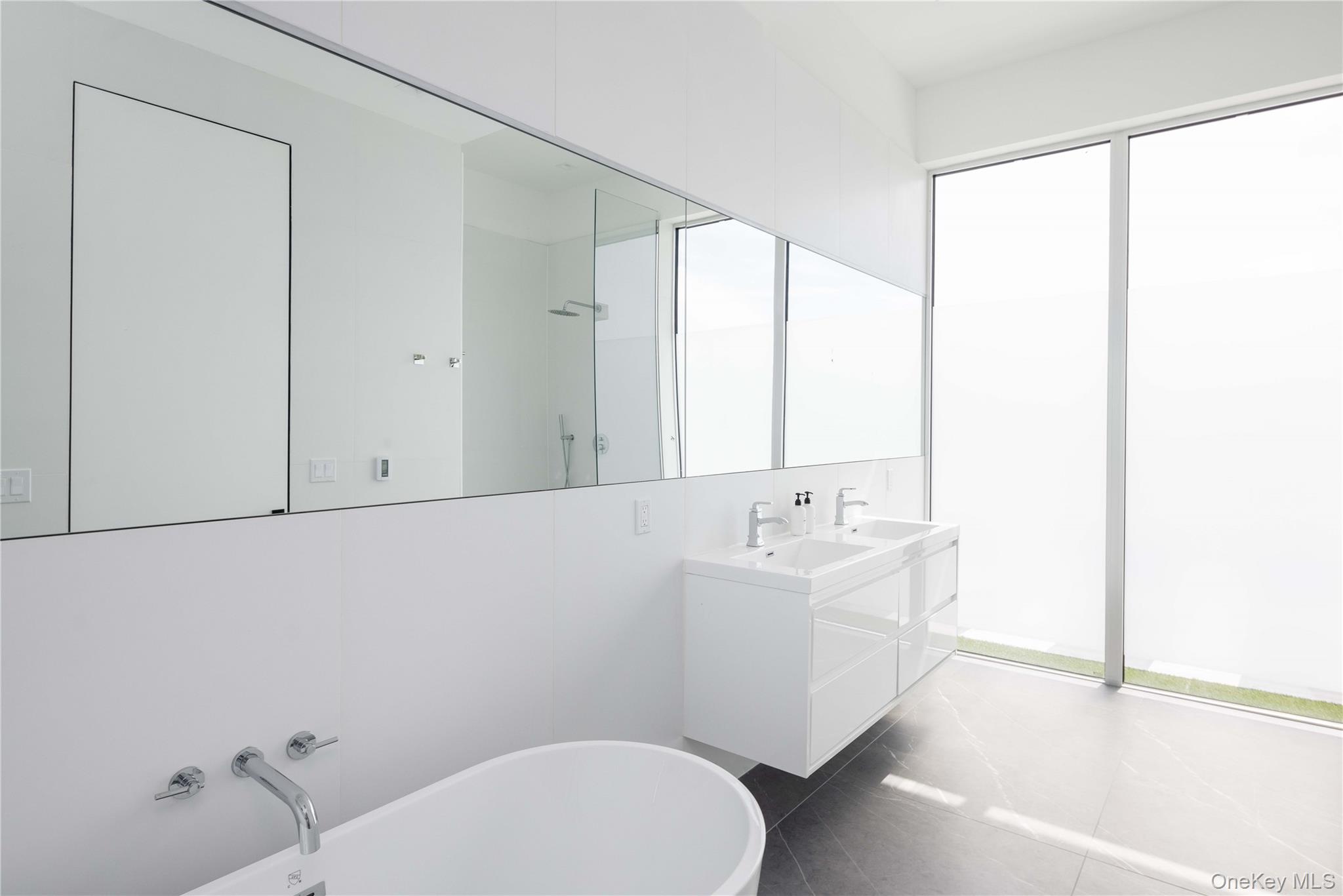 15105 Oregon Road Cutchogue, NY 11935 - Photo 19 of 24 a bathroom with a sink a toilet and tub