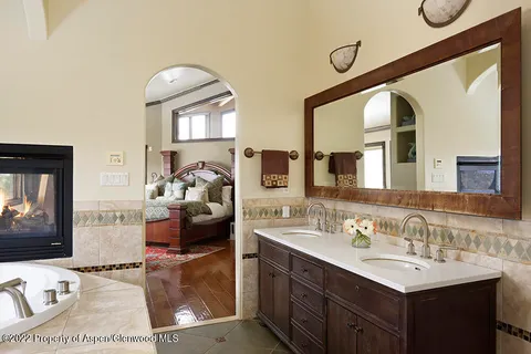 a en suite bathroom with double vanity and a mirror