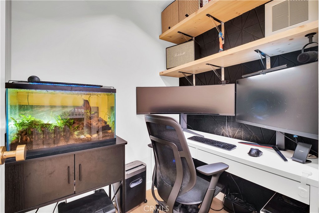 745 Main Street, Unit 107 El Segundo, CA 90245 - Photo 22 of 40 a kitchen with a stove a refrigerator and a table