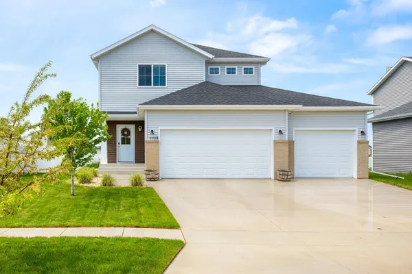 $500,000 | 833 Albert Drive West, West Fargo, ND 58078