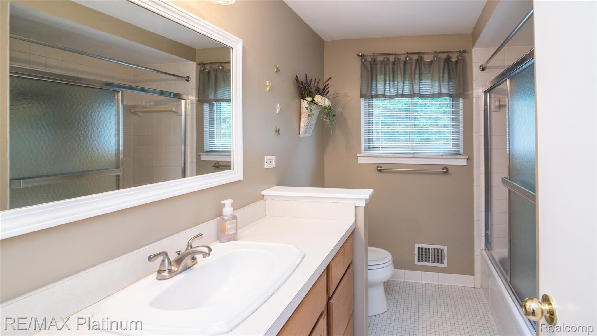 18571 Gill Road Livonia, MI 48152 - Photo 25 of 48 033_6.jpg