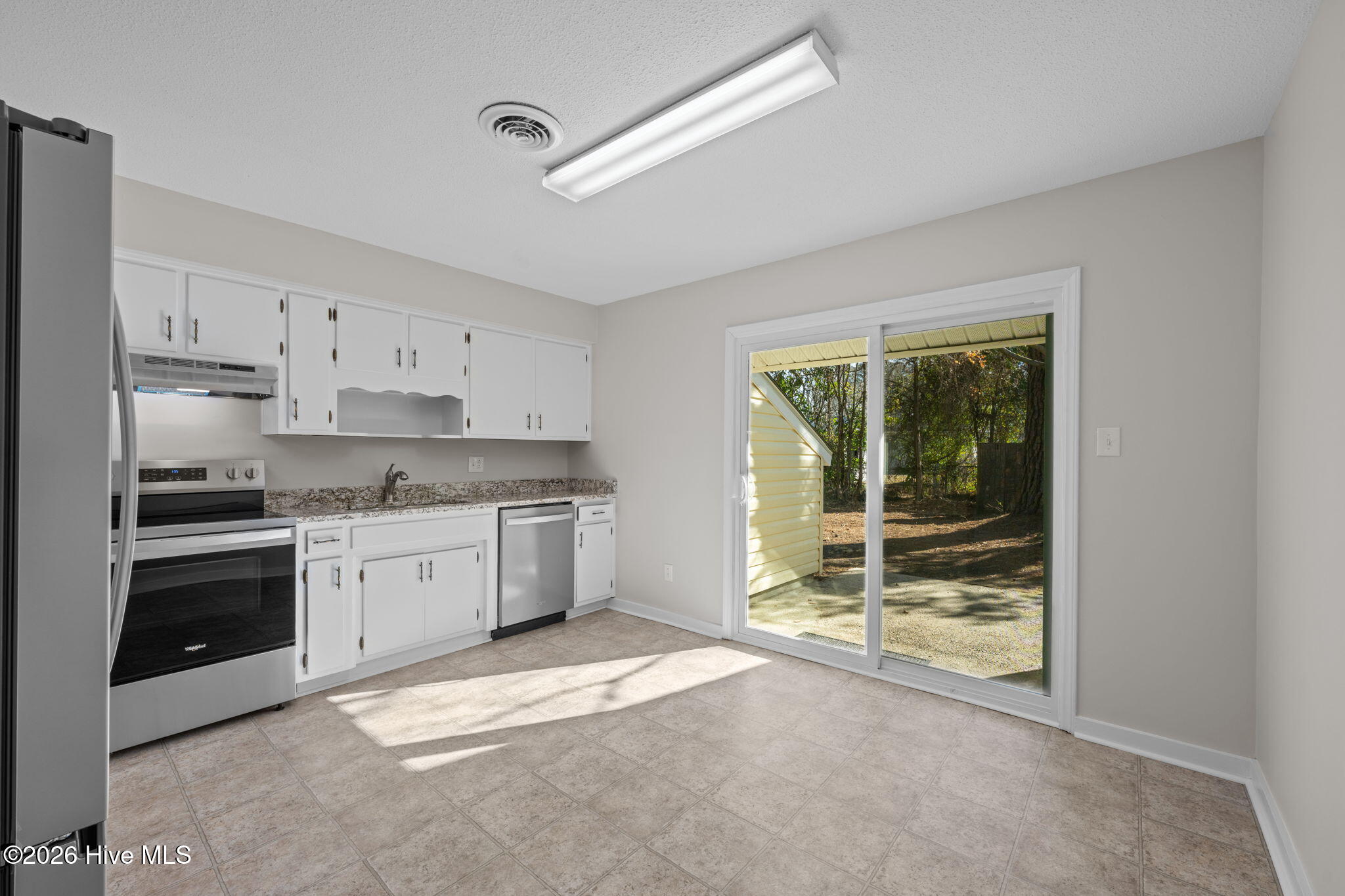 1014 B Kings Way New Bern, NC 28562 - Photo 7 of 25 11-web-or-mls-DSC_7877