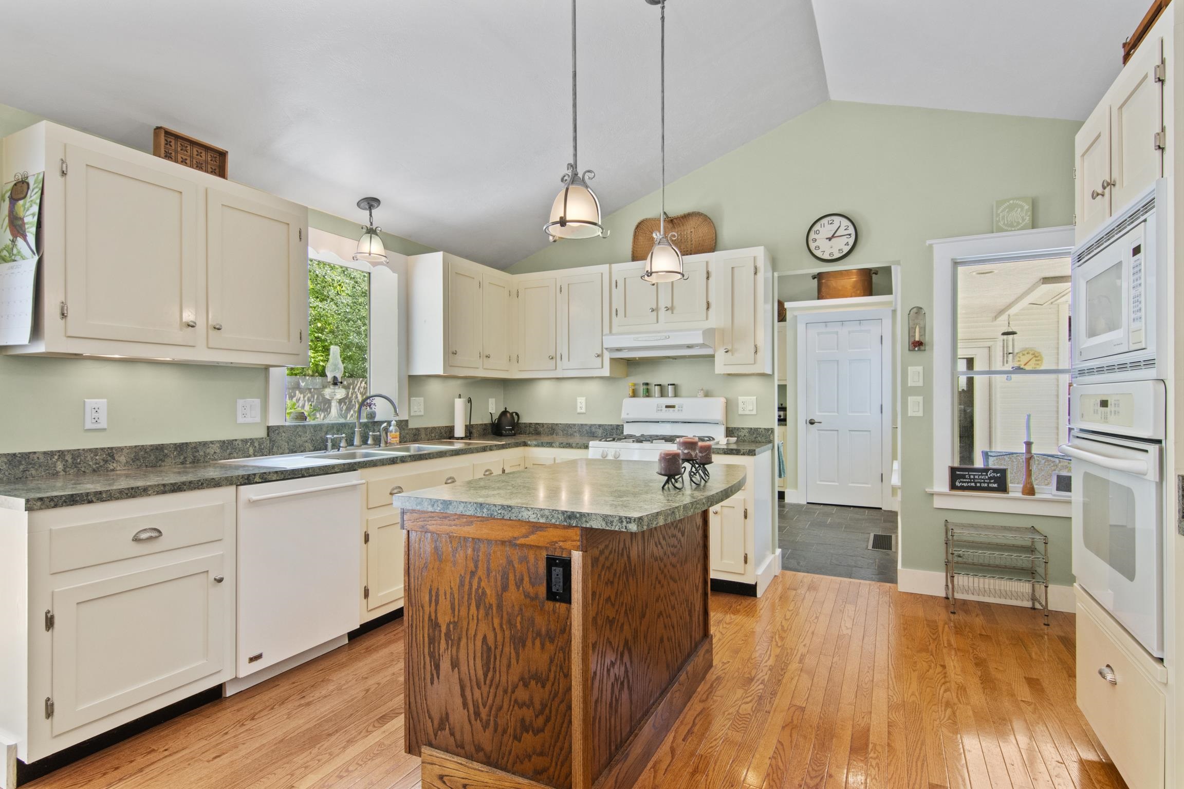 1740 North Setterbo Road Suttons Bay, MI 49682 - Photo 8 of 47 1935216-63d3e157-5549-4401-85f1-4d1637d73537.JPG