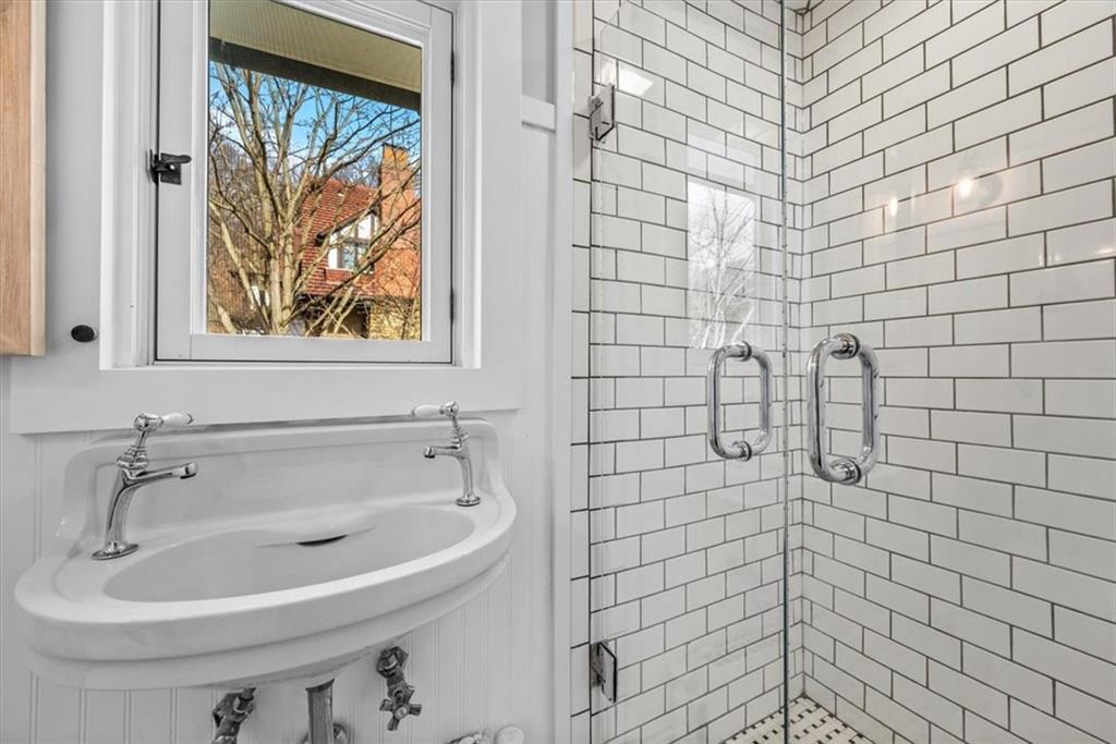 209 Hampton Road Pittsburgh, PA 15215 - Photo 21 of 25 Gallery Image 21