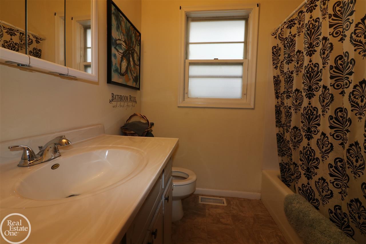 5401 South Genesee Road Grand Blanc, MI 48439 - Photo 19 of 39 31372960-43.JPG