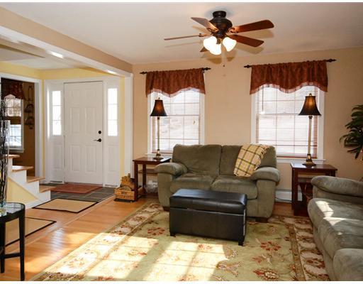 8 Woodspell Road Scarborough, ME 04074 - Photo 5 of 12 Living Room.