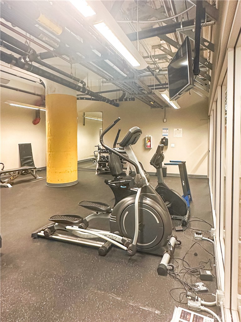 200 North San Fernando Road, Unit 313 Los Angeles, CA 90031 - Photo 23 of 29 a room with gym equipment