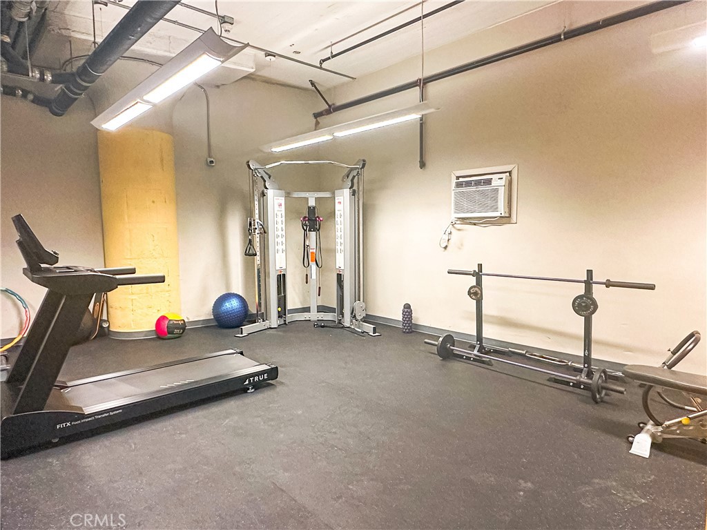 200 North San Fernando Road, Unit 313 Los Angeles, CA 90031 - Photo 24 of 29 a room with gym equipment
