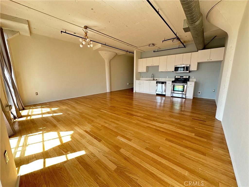 200 North San Fernando Road, Unit 313 Los Angeles, CA 90031 - Photo 4 of 29 a view of empty room with wooden floor and seating space
