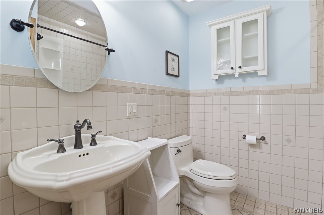 101 Strasmer Road Cheektowaga, NY 14043 - Photo 13 of 48 1st floor full bath