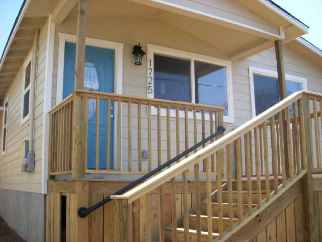 1725 Bunche Road Austin, TX 78721 - Photo 1 of 1 a view of balcony with wooden floor