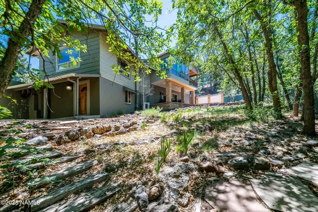 a view of livingroom with furniture